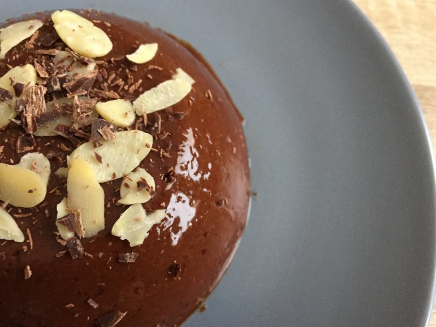 Budino di cachi al cacao con mandorle a lamelle