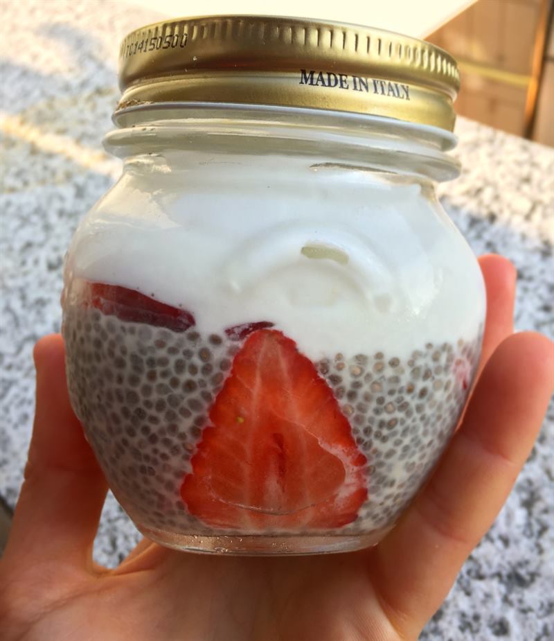 Chia pudding con fragole e yogurt in barattolo