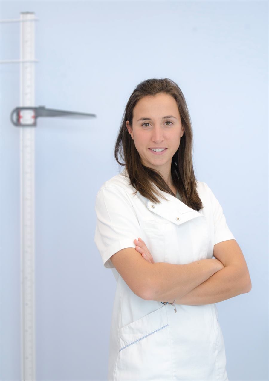 La Dott.ssa Giulia Galtarossa, biologa nutrizionista, in camice nel suo studio