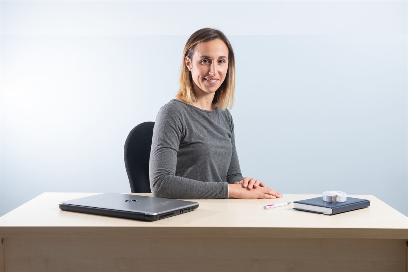 La Dott.ssa Giulia Galtarossa alla scrivania del suo studio