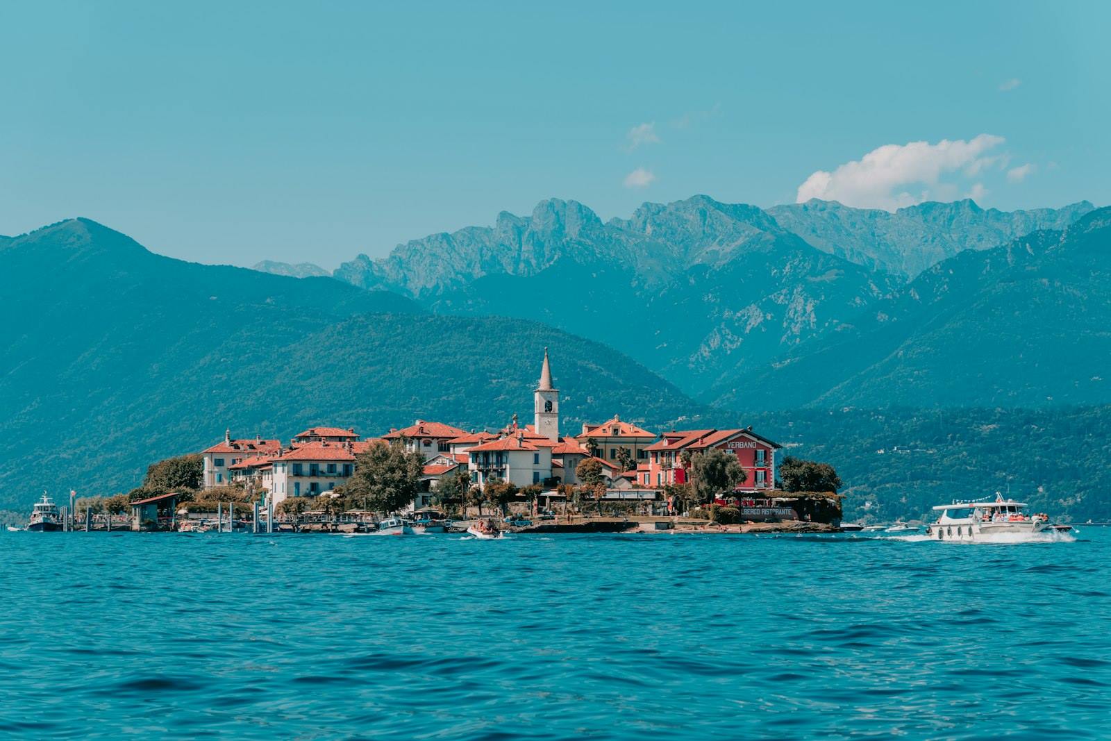Isola dei Pescatori sul Lago Maggiore con le montagne sullo sfondo