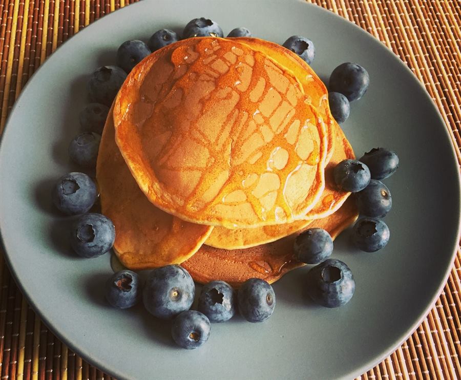 Pancake con mirtilli e un filo di miele