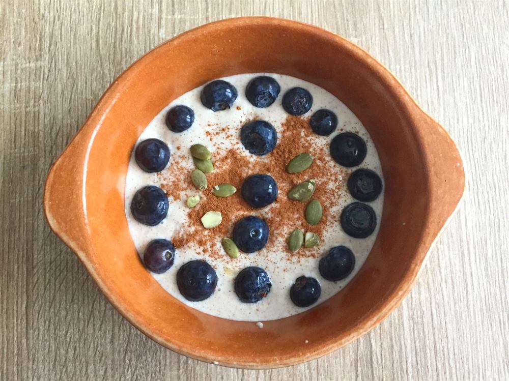 Crema Budwig con mirtilli, cannella e semi di zucca